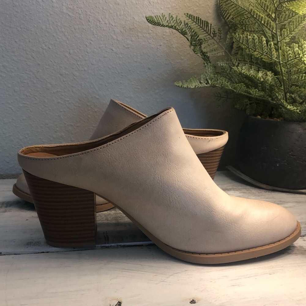 Womens 8 cream dress shoes